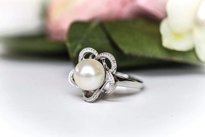 Symbolism of Pearl Engagement Ring and Tips to Choose